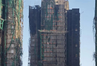 现场实拍：香港起火大楼楼体焦黑 棚网几乎被烧光