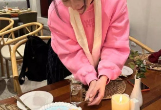 47岁胡静时隔九年在不丹庆生！扎双马尾似少女