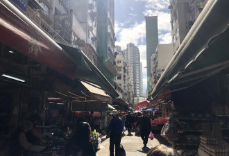 香港居民回忆火灾前细节:泡沫胶封窗 老人常昏睡