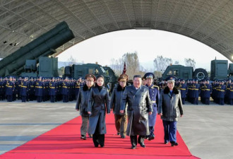 金正恩携女儿着“亲子装”，一同观看...