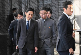 双手插口袋摆拍后 “战狼”随即拥抱日企？