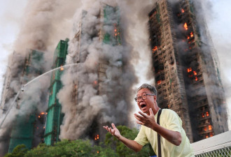 香港大火后，呼吁问责的年轻港人遭警方逮捕