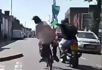 无妄之灾，英国大叔“裸骑”上街惨遭击倒