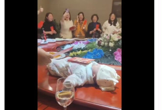 中国婴儿被放旋转餐桌拿红包 引发中日网友骂战