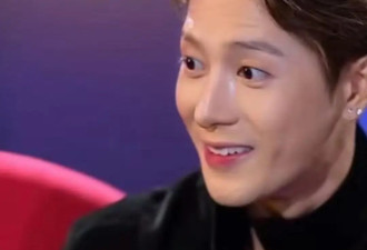 王嘉尔曝自己解决生理需求，女主持听完抿嘴笑