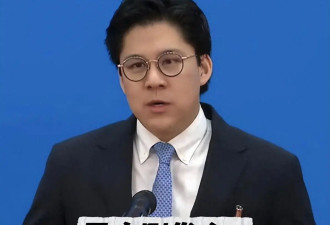 香港突发火灾，霍启刚郭晶晶家族慷慨捐3000万，自己穿55元地摊货