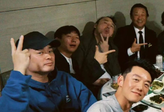 郑恺晒与陈赫等10人合影，被扒P掉7处烟盒打火机