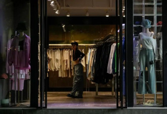 买了10万还不够 23新加坡游客被锁中国商店