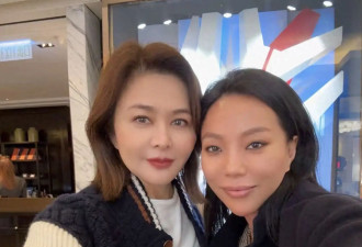 关之琳看演出为火灾默哀，低头坐着表情凝重，上山诗钠在旁看手机