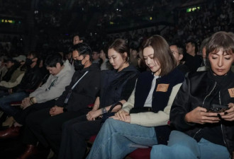 关之琳看演出为火灾默哀，低头坐着表情凝重，上山诗钠在旁看手机