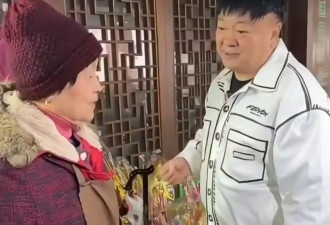 演员洪剑涛试戴帽子被要5元，不买不让戴，录视频闹大后景区道歉