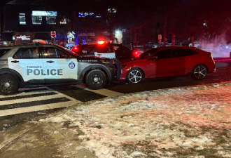多伦多凌晨持枪入室抢车！嫌犯撞警车后被捕，枪支当场追回！