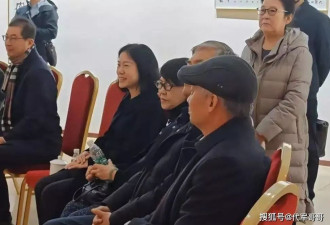 杨振宁去世后，翁帆携妈妈首度出席公开活动