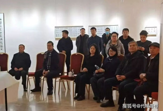 杨振宁去世后，翁帆携妈妈首度出席公开活动