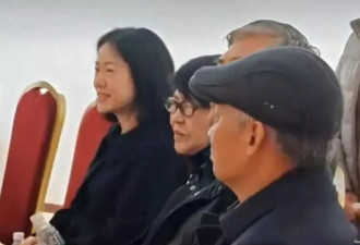 杨振宁去世后，翁帆携妈妈首度出席公开活动