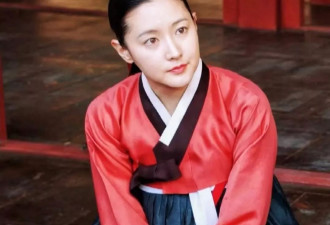 李英爱和老公青岛被偶遇，54岁还是很漂亮
