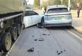 轿车违规掉头撞上装甲车，车身拧成“麻花”