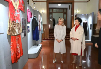彭丽媛同法国总统夫人布丽吉特参观人民艺术剧院