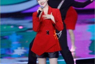 左小青再次化身清纯少女，黑皮短裤搭配大红色西服
