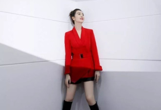 左小青再次化身清纯少女，黑皮短裤搭配大红色西服