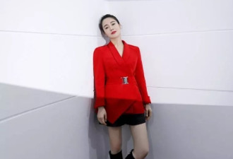 左小青再次化身清纯少女，黑皮短裤搭配大红色西服