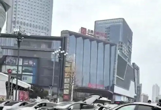 江西一特斯拉撞穿护栏又撞对面车辆,现场一片狼藉