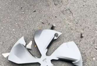江西一特斯拉撞穿护栏又撞对面车辆,现场一片狼藉