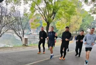 马克龙真抗冻 穿短裤成都晨跑 七八个保镖排场大