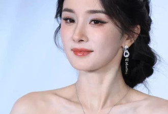 T红毯暴咖位：杨幂脸僵靠边站，宋茜土气