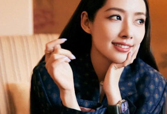 41岁的郭碧婷带两个孩子逛街，素颜朝天令人唏嘘，儿子倒地撒泼