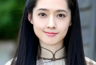 41岁的郭碧婷带两个孩子逛街，素颜朝天令人唏嘘，儿子倒地撒泼