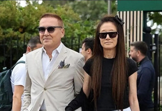 75岁王薇薇带新男友亮相，黑白穿搭水蛇腰抢眼，不生孩子太抗老
