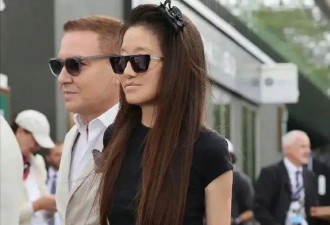 75岁王薇薇带新男友亮相，黑白穿搭水蛇腰抢眼，不生孩子太抗老