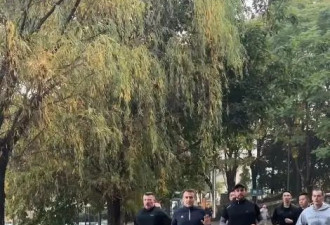 成都人公园晨跑偶遇马克龙：跑第一圈没认出来