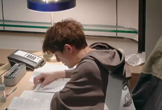 顶流明星：钱赚够了，扎堆读博士