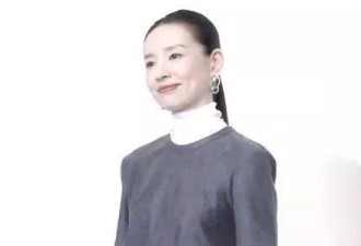 45岁董洁上海出席晚宴，红色丝绒裙梦回冷清秋