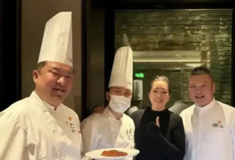 巩俐陪马克龙夫妇吃烤鸭，穿黑衣扎丸子头气场强，快六十岁还很美