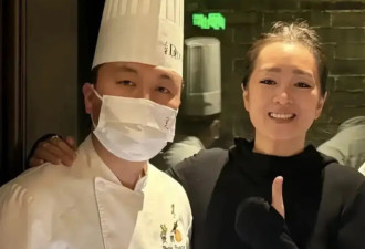 巩俐陪马克龙夫妇吃烤鸭，穿黑衣扎丸子头气场强，快六十岁还很美