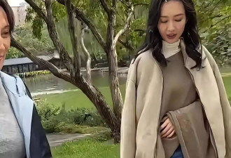 王鸥和妈妈牵着女儿散步,女儿黄头发小眼睛