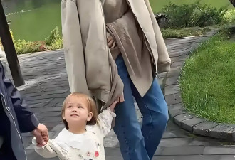 王鸥和妈妈牵着女儿散步,女儿黄头发小眼睛