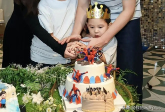 王雷小儿子4岁生日，李小萌露肩装女人味十足，弟弟比哥哥颜值高