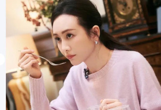 王鸥跟女儿散步，母亲一起同行，祖孙三代好温馨！