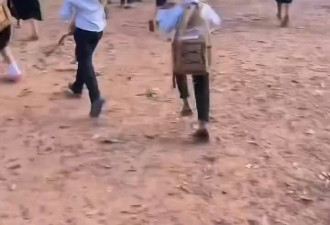 柬泰边境再交火 大批小学生“背书包逃命”