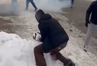 芝加哥雪地乱战！移民当街向ICE扔雪球 现场失控！
