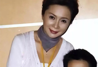 64岁身价千万的蔡明现状，给不婚主义提了个醒