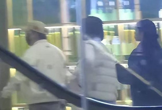 黄渤一家3口在逛街！小欧身材苗条似少女