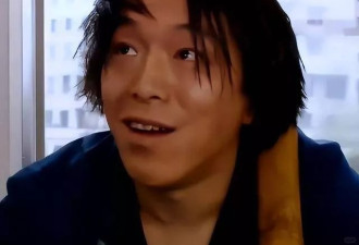 黄渤一家3口在逛街！小欧身材苗条似少女