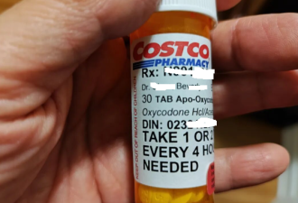 身穿白大褂的医生在前台贩毒