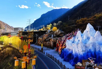 四川偏远“一线”小城，房子挂在悬崖边