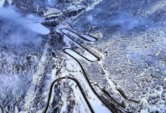 四川偏远“一线”小城，房子挂在悬崖边